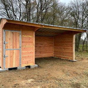 Sellerie et abri pour chevaux